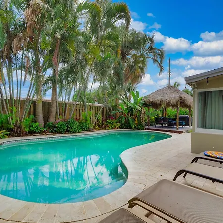 Tropical Waters Hideaway - Pool Tiki & Lounge Villa
